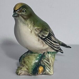 BESWICK ‘GOLDCREST’ 2415 Bird Figurine / 1970s BRITISH PORCELAIN / Hand Painted